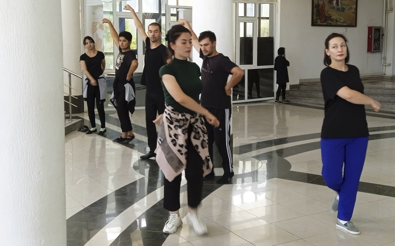 Samarqand viloyat musiqali drama teatrining bosh baletmeysteri Madina Ergasheva  raqs jamoasi mustaqillik bayramiga tayyorgarlik jarayonida.