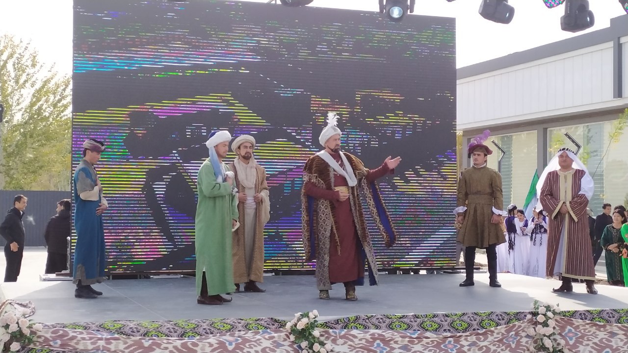 A group of artists of the Samarkand regional musical drama theater is in Nukus district