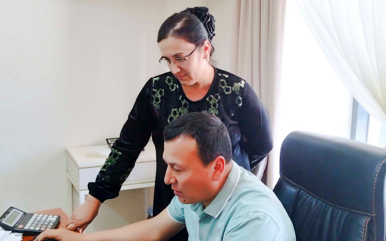 Dilshoda Shamsieva, Husan Khudoyberdiev and Sahib Roziboev, skilled and skilled accountants of the Samarkand Regional Musical Drama Theater have been working effectively for years.